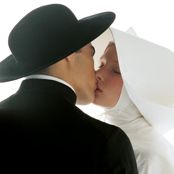 bacio suora prete toscani